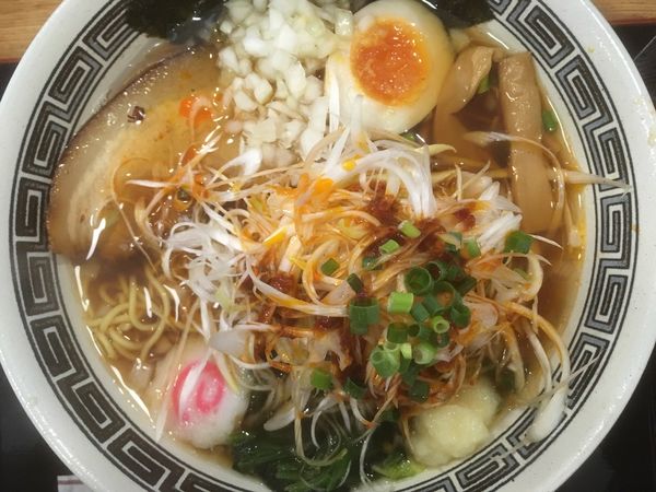 「醤油ラーメン 690円（辛ネギ+100円）」@優勝軒 日立店の写真