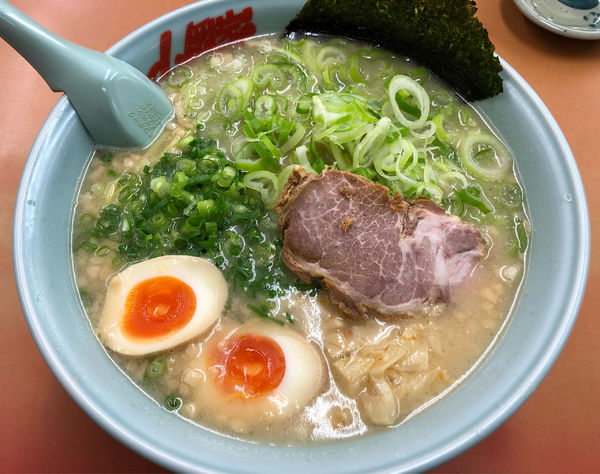 「プレミアム塩豚骨　薬味ネギトッピ」@ラーメン山岡家 相模原店の写真