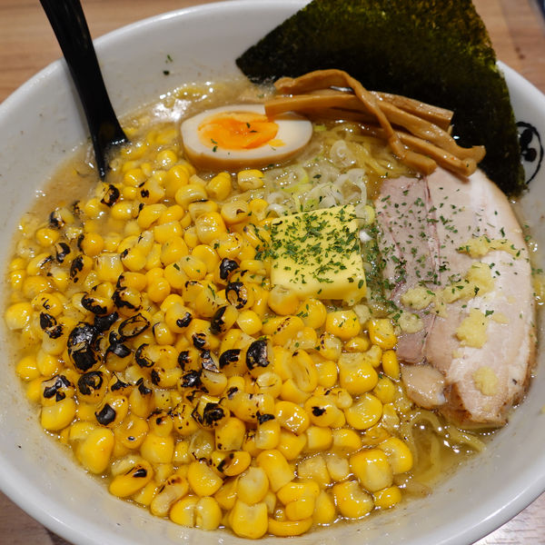 「焼きとうきびラーメン 1,340円」@らーめん空 新千歳空港店の写真