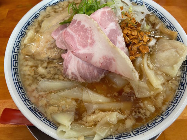 「限定「背脂とにんにくの中華そば」チャシューワンタンメン」@栃木中華そば 神志の写真