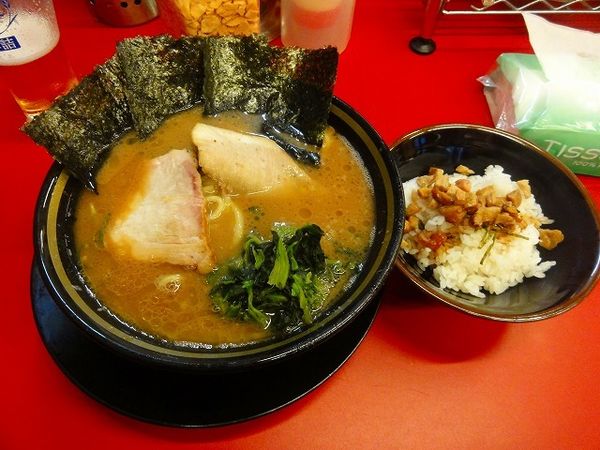 「ラーメン700円硬薄、豚トロ、半チャーシューまぶし、ビール」@柏 王道家の写真
