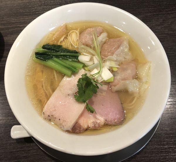 「黄金（塩）手包みワンタン」@麺創房LEOの写真