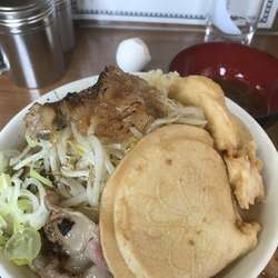 限定炙りラーメン  麺半分 生卵