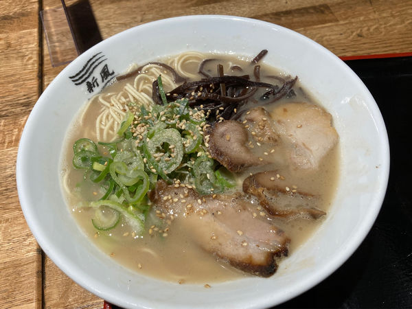 「博多豚骨780円」@博多 新風 日比谷ラーメンアベニュー店の写真