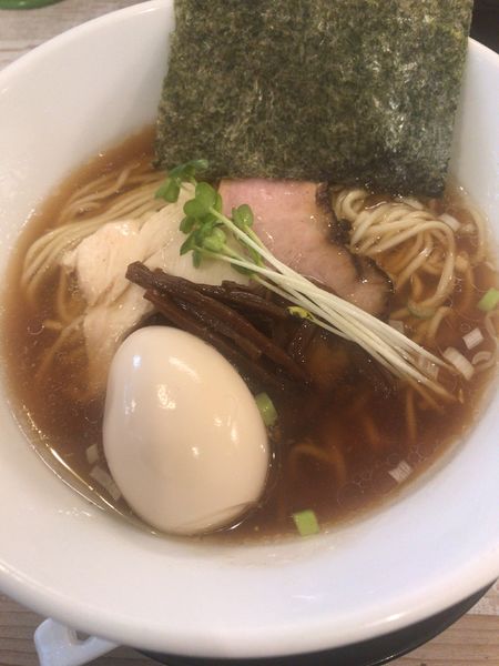 「醤油ラーメン・味玉」@らーめん 羊と狼の写真