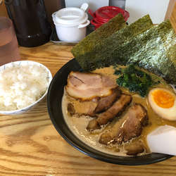 チャーシュー麺並980円硬め濃いめ、無料半ライス