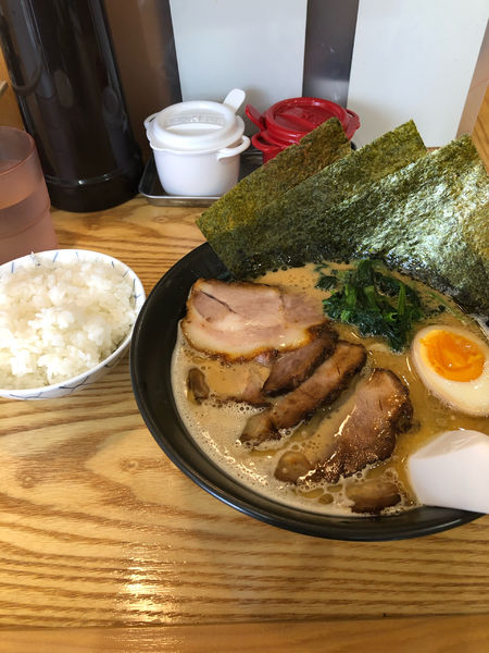 「チャーシュー麺並980円硬め濃いめ、無料半ライス」@横浜家系らーめん 奏家の写真