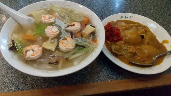 「えびそば850円、半カレー400円」@平和軒の写真