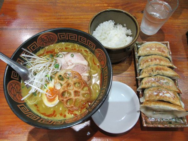 「カレーヌードル半ライス付き（８９１円）＋餃子３９６円」@火門拉麺の写真