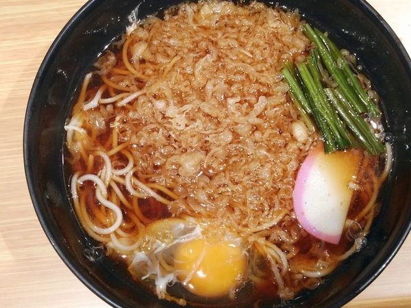 「たぬきそば+生玉子」@小諸そば EQUiA 北千住店の写真