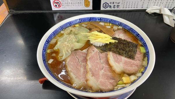 「ワンタン麺中＋チャーシュー」@中華そば 亀喜屋の写真