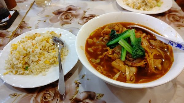 「四川風ホルモンラーメン+半チャーハン」@中国料理 海老専家 天山店の写真