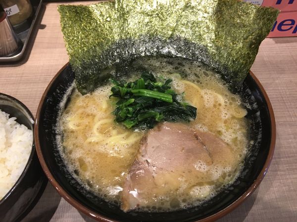 「豚骨醤油ラーメン＋ライス大」@麺屋 よし○の写真