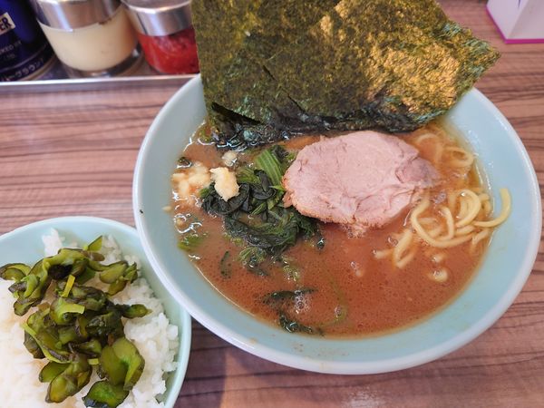 「ラーメン(並)700円＋ライス(無料)」@横浜ラーメン 武蔵家 中野本店の写真