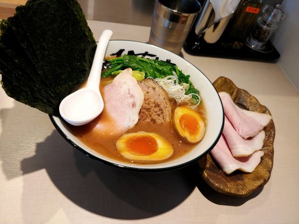 「ひなわラーメン・燻製もも肉チャーシュー増し」@地鶏豚骨らーめん ひなわの写真