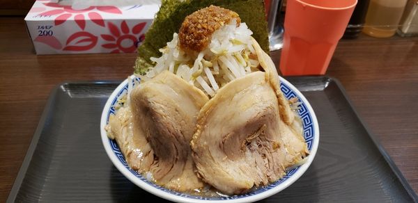 「ラーメン(ニンニクカラメアブラマシ)＋チャーシュー＋海苔」@山勝角ふじ 二十世紀が丘店の写真