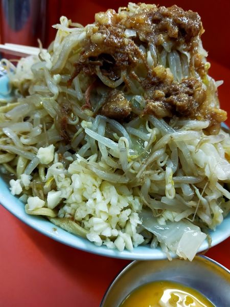 「ラーメン・大盛・豚滓脂・生卵（麺固め・ちょい野菜・ニンニク）」@ラーメン富士丸 神谷本店の写真