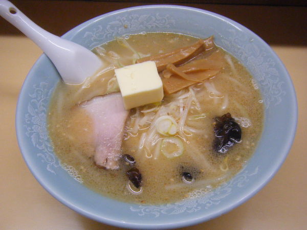 「しおラーメン（+バター）」@札幌ラーメン えぞの写真