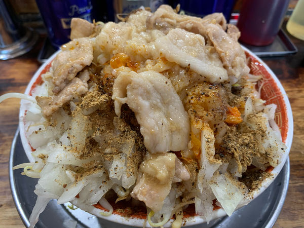 「辛味噌ラーメン（限定）ヤサイマシ、ニンニク、アブラマシマシ、魚粉」@麺でる 多摩センター店の写真