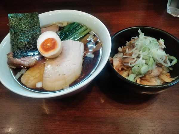 「醤油ラーメン+チャーシュートッピング、チャーシューごはん」@とものもとの写真