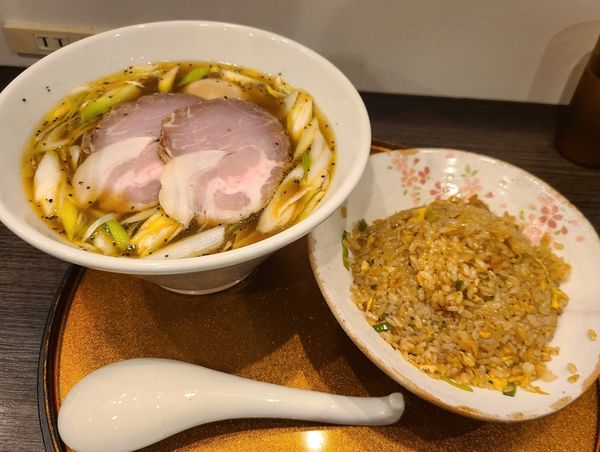 「旨玉王様中華そば¥900+半チャーハン¥350」@チラナイサクラの写真