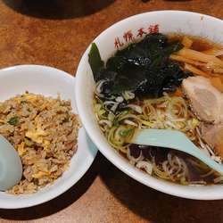 醤油ラーメン 660円 + 半チャーハンセット 250円
