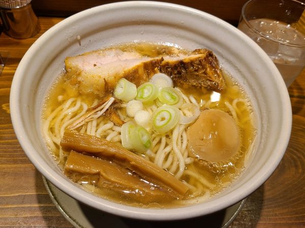 「らーめんmacro(焼豚1枚乗せ)+特選こだわり煮玉子¥1055」@人類みな麺類 東京本店の写真