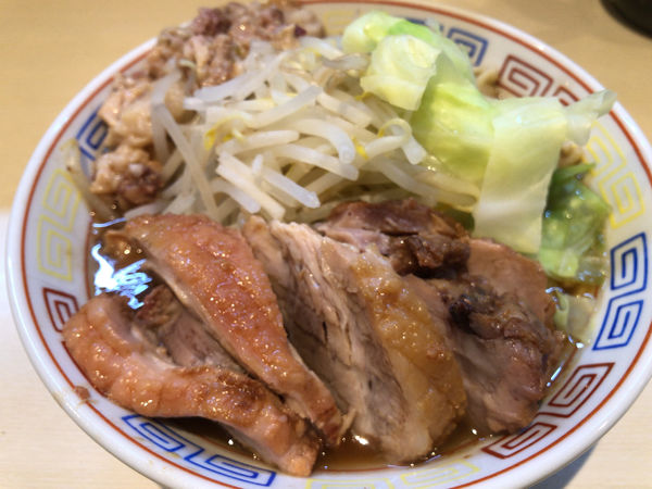 「豚増しらーめん　少なめ」@らーめん 陸 尾山台店の写真