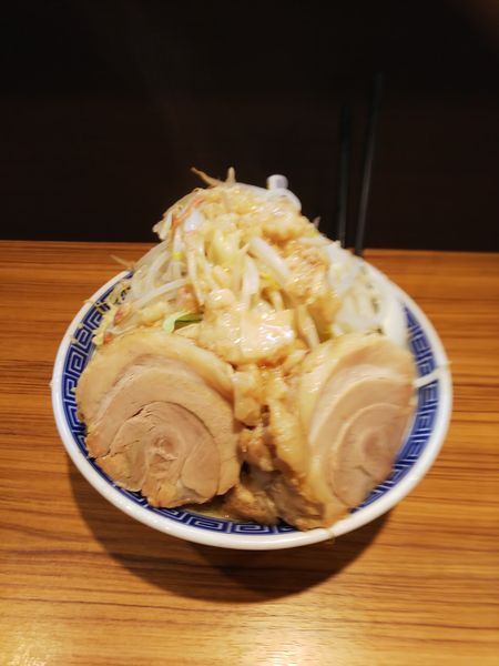 「ラーメン小 豚１枚ヤサイちょい増し、ニンニク少し、アブラ増し」@びんびん豚の写真