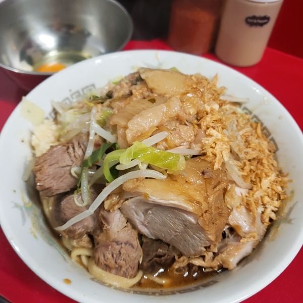 「小豚入り(850)汁なし(生たまご付)(100)」@ラーメン二郎 越谷店の写真