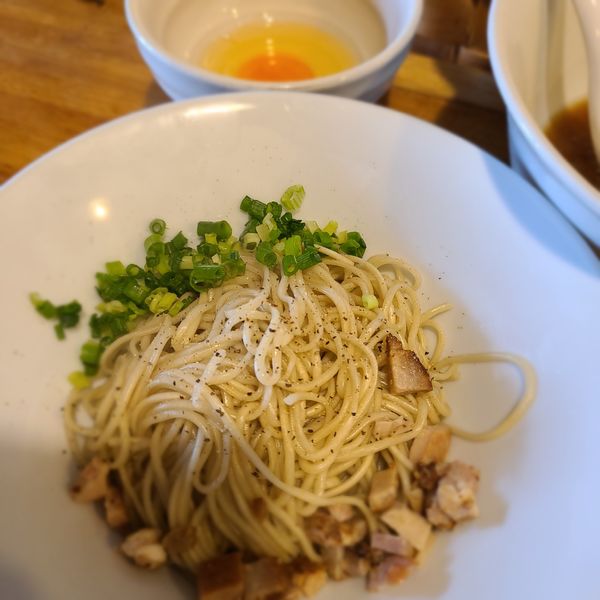 「鶏油玉ハーフ+奥久慈卵の生卵」@中華蕎麦 はざまの写真