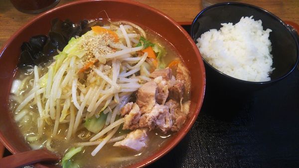 「野菜ラーメン（固め・濃め）+ライス（ランチサービス）」@イレブンフーズ 源流 南品川店の写真