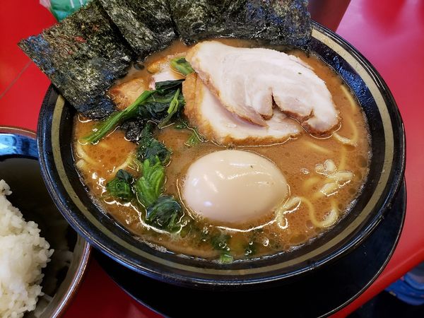 「ラーメン、味玉、バラチャーシュー、半ライス」@柏 王道家の写真