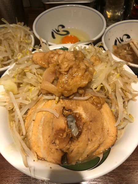 「雷そば並950円生卵60円ヤサイマシマシ100円アブラ50円」@ラーメン 雷 東京本丸店の写真