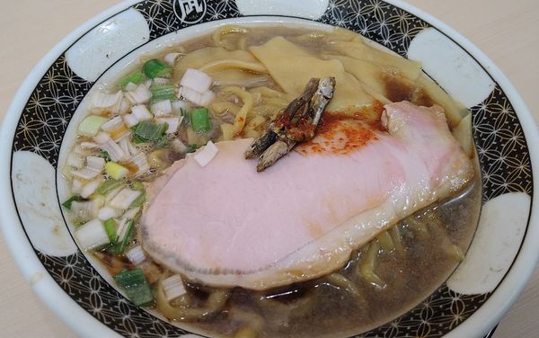 「すごい煮干しラーメン醤油　中盛り　¥970」@すごい煮干ラーメン野毛 すし 釣りきんの写真