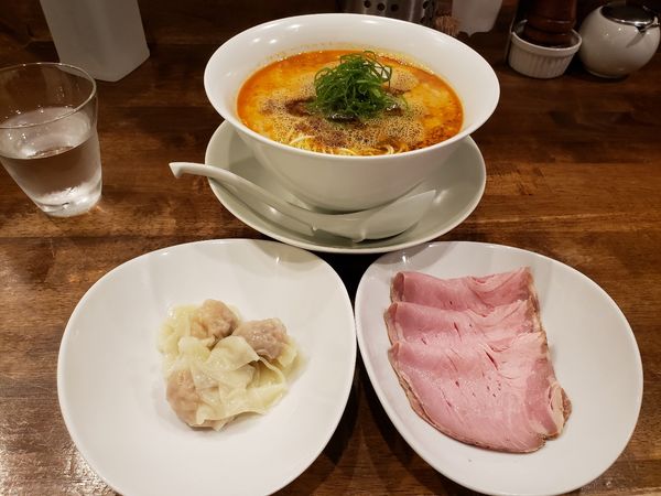 「担担麺、味玉、海老ワンタン、チャーシュー」@創作麺工房 鳴龍の写真