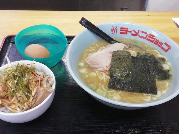 「ランチ醤油ラーメン&半チャーシュー丼¥850」@新ラーメンショップ 堀兼店の写真