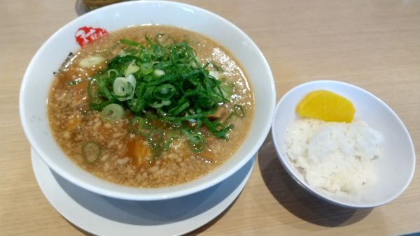 「ラーメン（並盛・麺カタメ）830円、ライス小」@京都銀閣寺 ますたにラーメン 室町店の写真