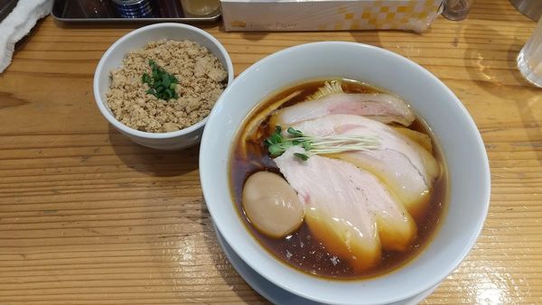 「特製醤油らーめん 1250円+鳥そぼろご飯 150円」@麺屋鈴春の写真
