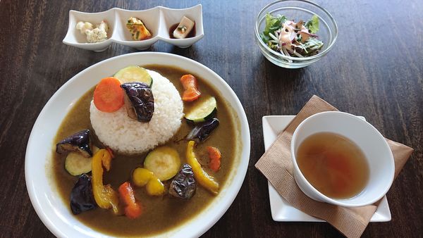 「（ランチセット）グリーンカレー（焼き野菜を選択）　１０００円」@Cafe&Bar UMIラボ 千葉駅前店の写真