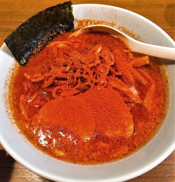 「カラフトらーめん(辛背脂正油)＋辛さ増し2＋生刻みニンニク」@麺通の写真