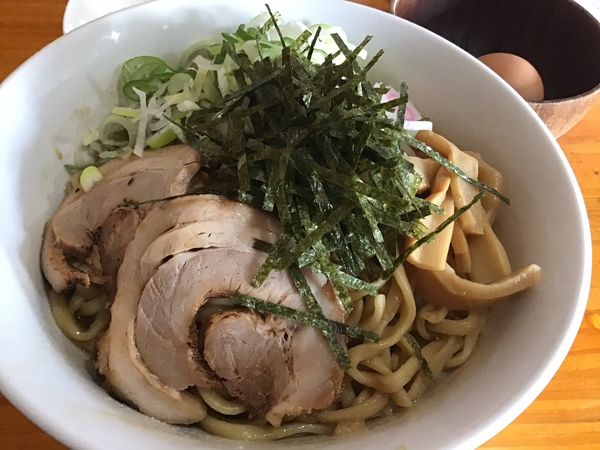 「油そば（醤油）750円　中盛り、温泉玉子、にんにく無料」@さくらミニの写真