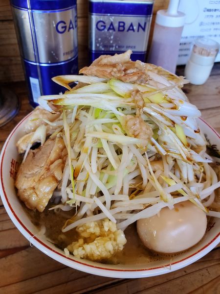 「小ラーメン　にんにく少しヤサイカラメアブラねぎ」@ラーメン神豚 関東学院前店の写真