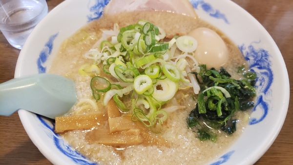 「醤油らーめん＋味玉」@麺屋 亥龍の写真