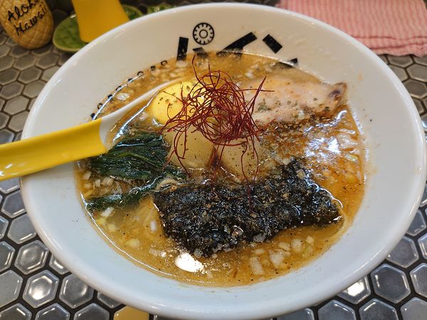 「パイナップル海老塩ラーメン 味付玉子」@パイナップルラーメン屋さん パパパパパインの写真