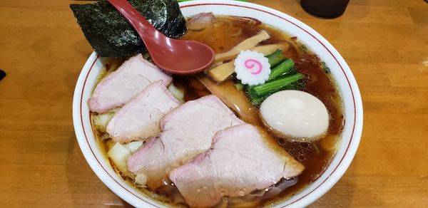 「焼豚ワンタン麺味玉入り」@とら食堂 松戸分店の写真