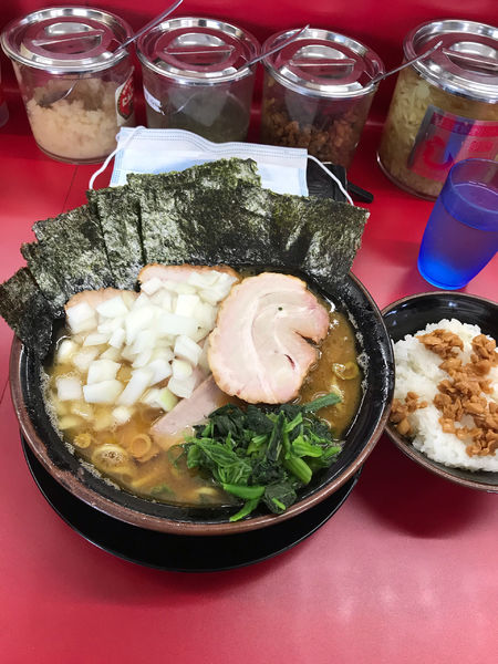 「チャーシューメン5枚中盛り　海苔　タマネギ　固め　多め」@家系ラーメン 王道家の写真
