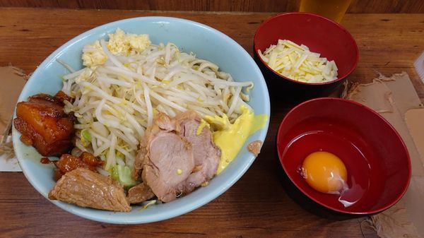 「まぜそば（850円）＋チーズ＋生玉子　ニンニクアブラカラメ」@ラーメン二郎 池袋東口店の写真