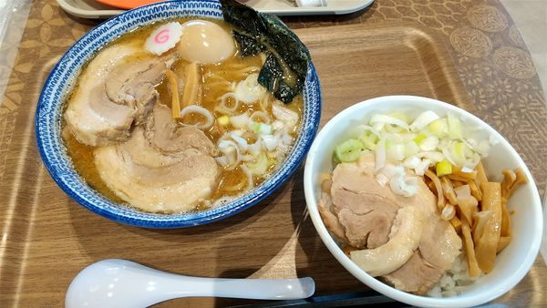 「特製特製中華そば 950円+肉飯 250円」@白楽 栗山製麺 三井アウトレットパーク 横浜ベイサイド店の写真