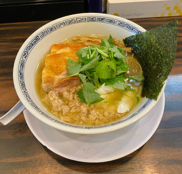 「ウスバハギとヒラガニのらーめん(塩で)¥1300」@稲荷屋の写真